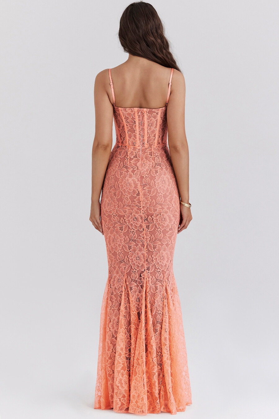 sorbetfarbenes maxikleid aus spitze mit godet-effekt