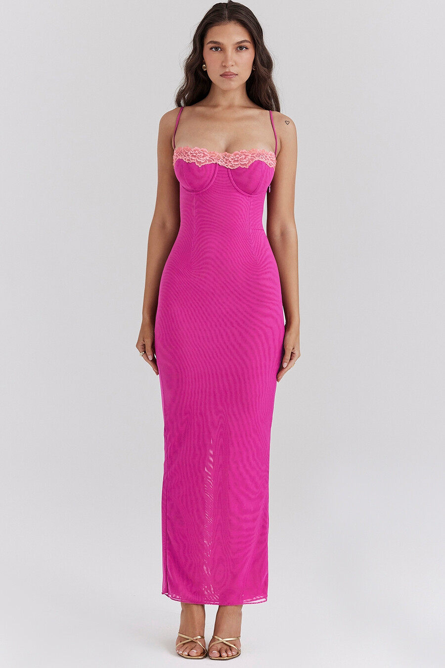 himbeerfarbenes maxikleid mit spitzenbesatz