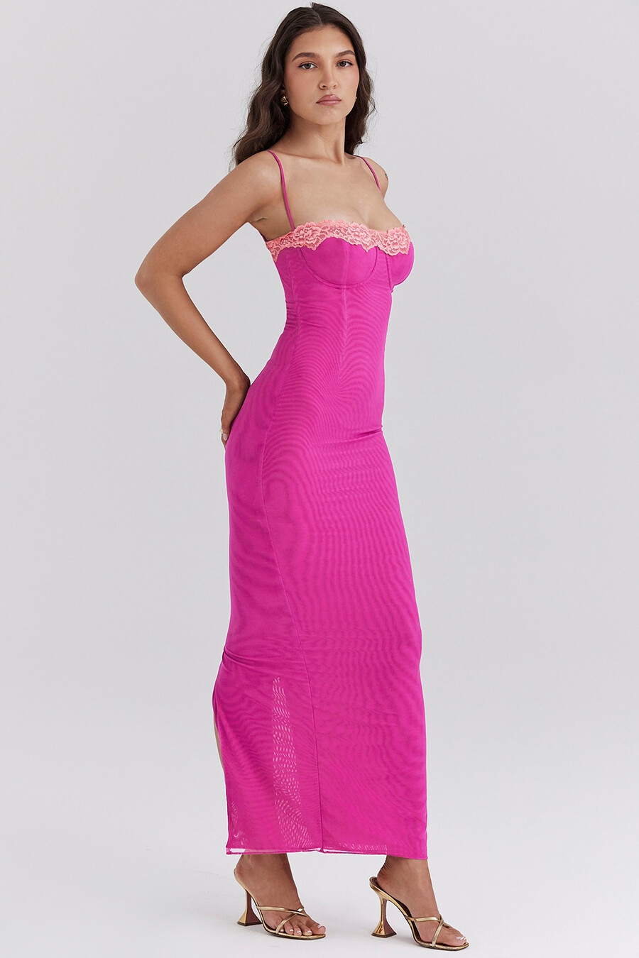 himbeerfarbenes maxikleid mit spitzenbesatz