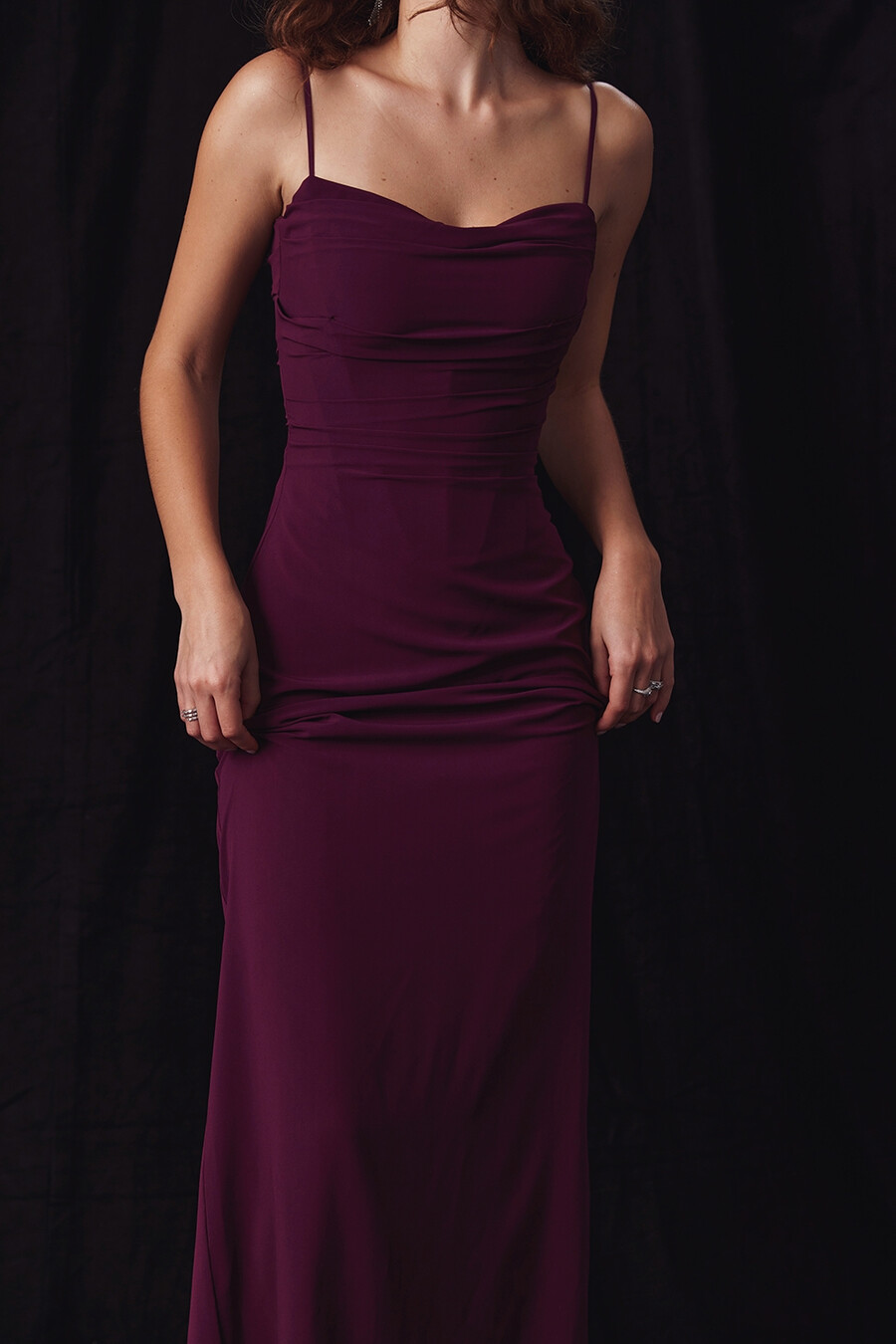 merlotfarbenes maxikleid mit korsett-design