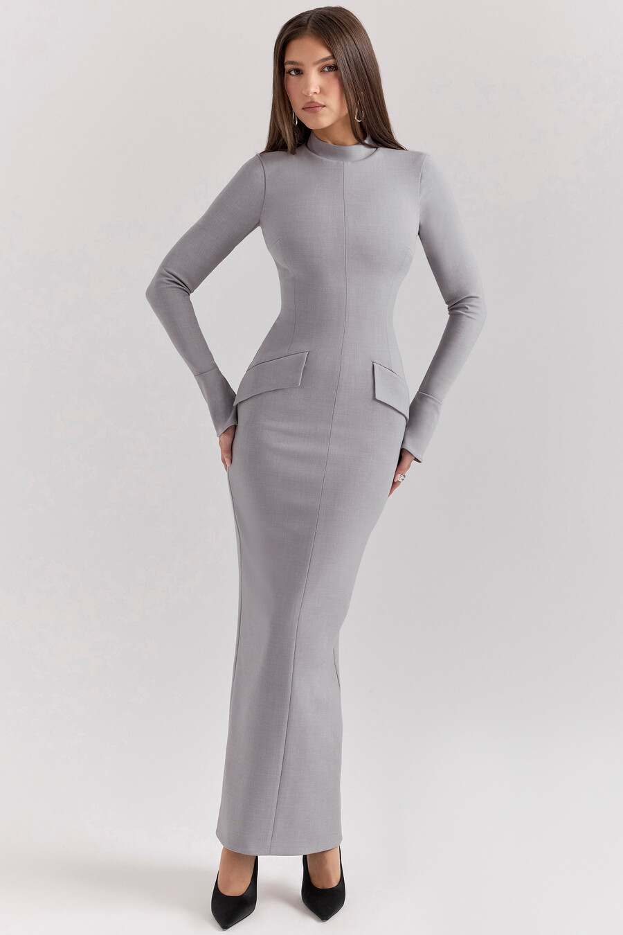 hellgraues figurbetontes maxikleid