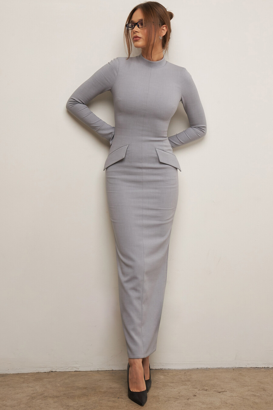 hellgraues figurbetontes maxikleid