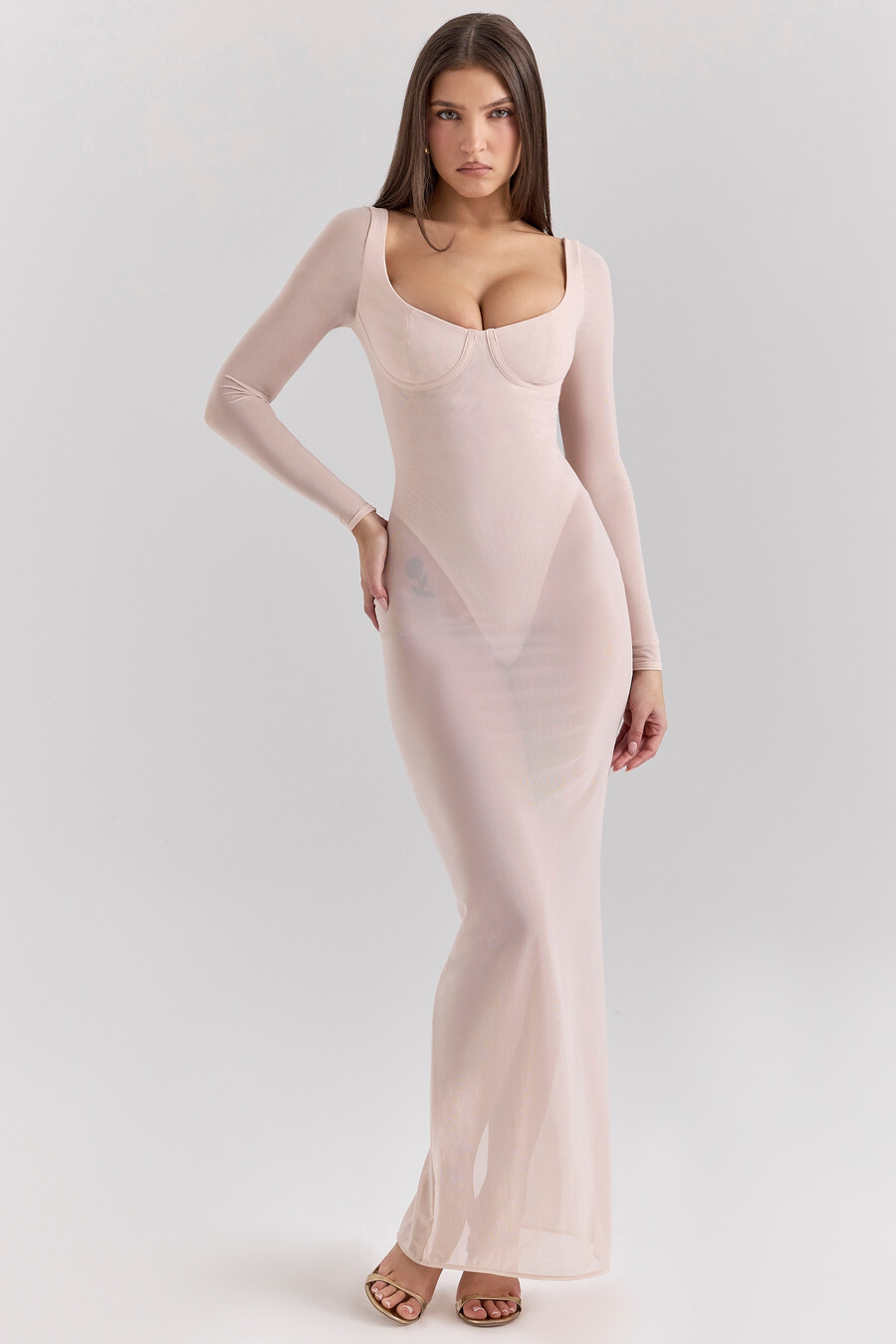rosafarbenes maxikleid aus mesh mit passendem body