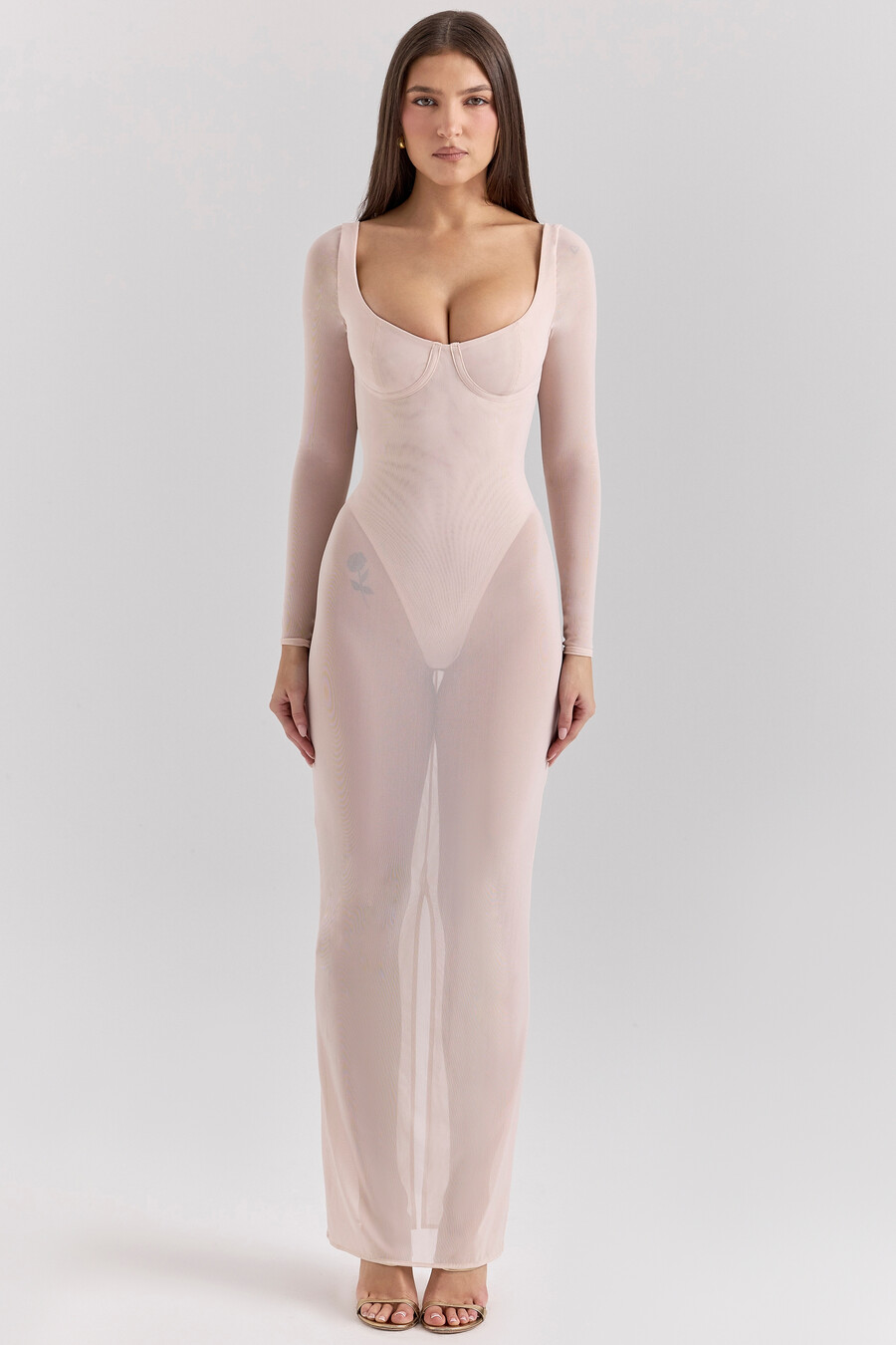 rosafarbenes maxikleid aus mesh mit passendem body
