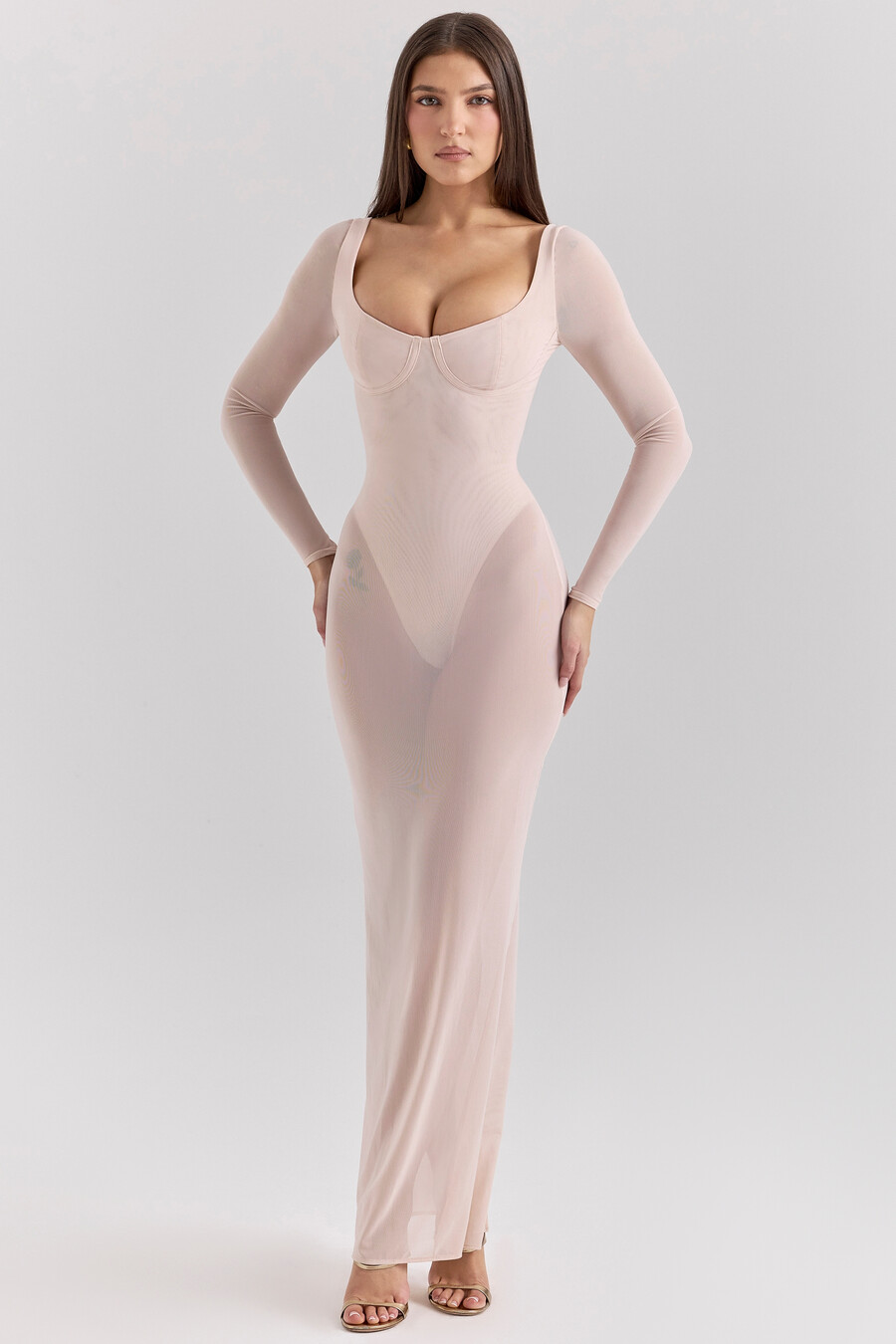 rosafarbenes maxikleid aus mesh mit passendem body