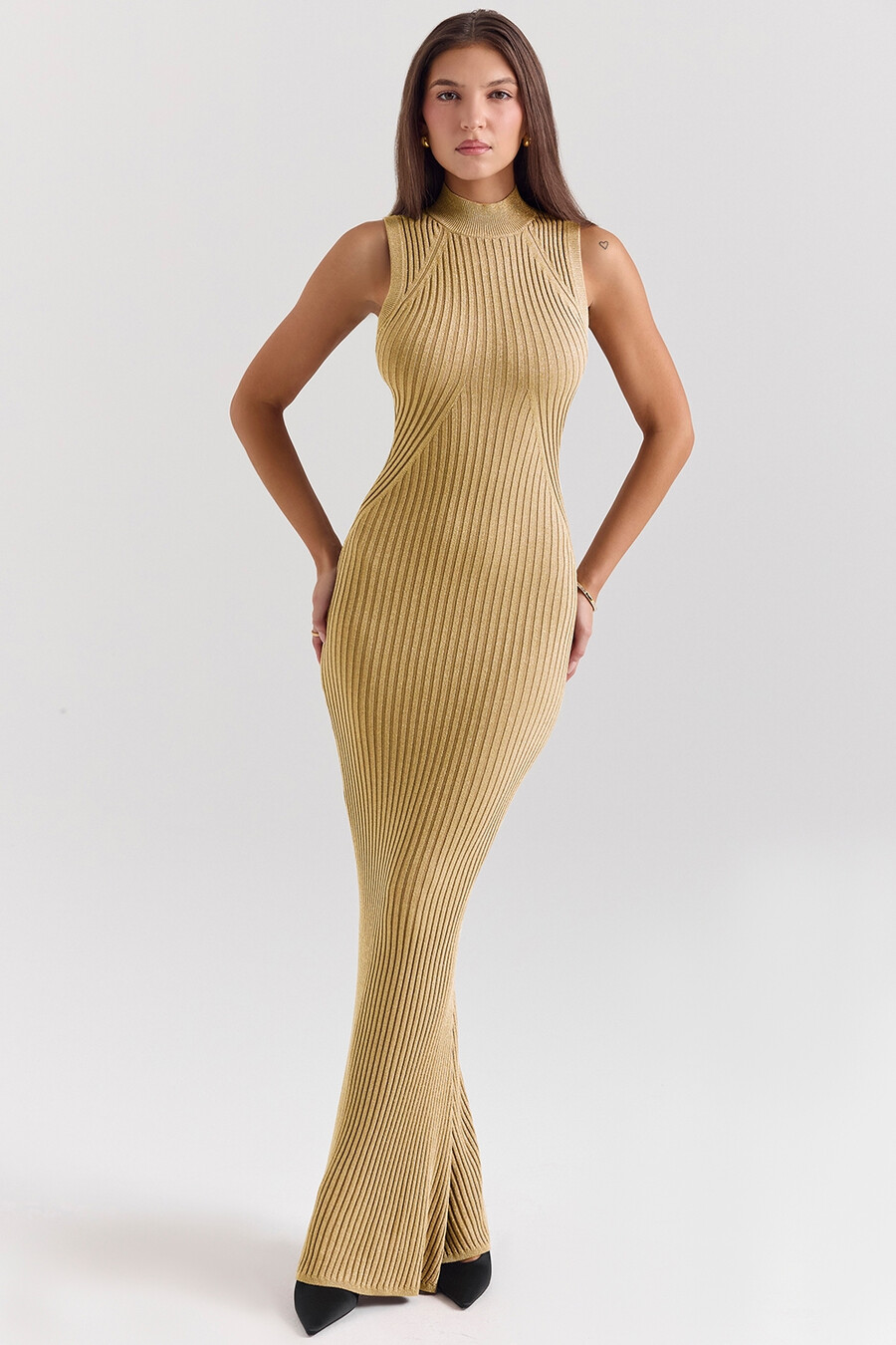 goldfarbenes geripptes maxikleid mit metallic-effekt