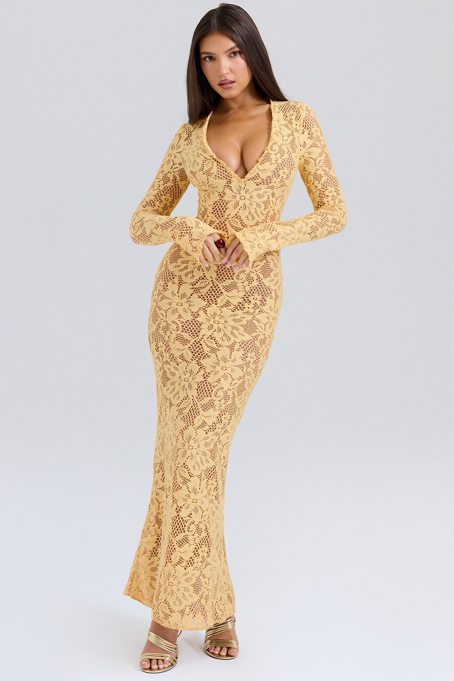 aprikosenfarbenes maxikleid aus spitze mit tiefem ausschnitt