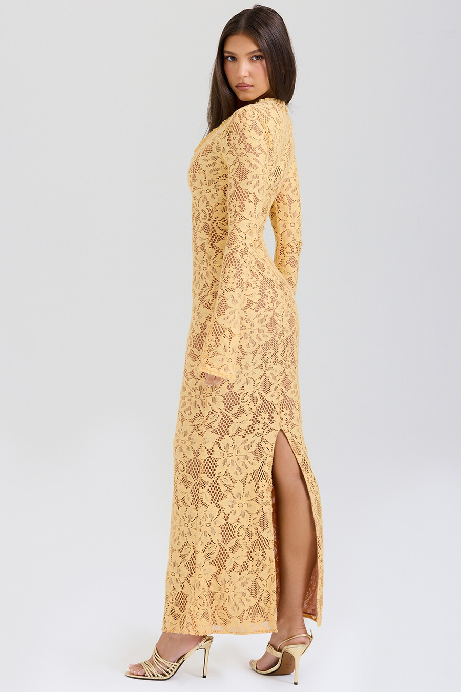 aprikosenfarbenes maxikleid aus spitze mit tiefem ausschnitt
