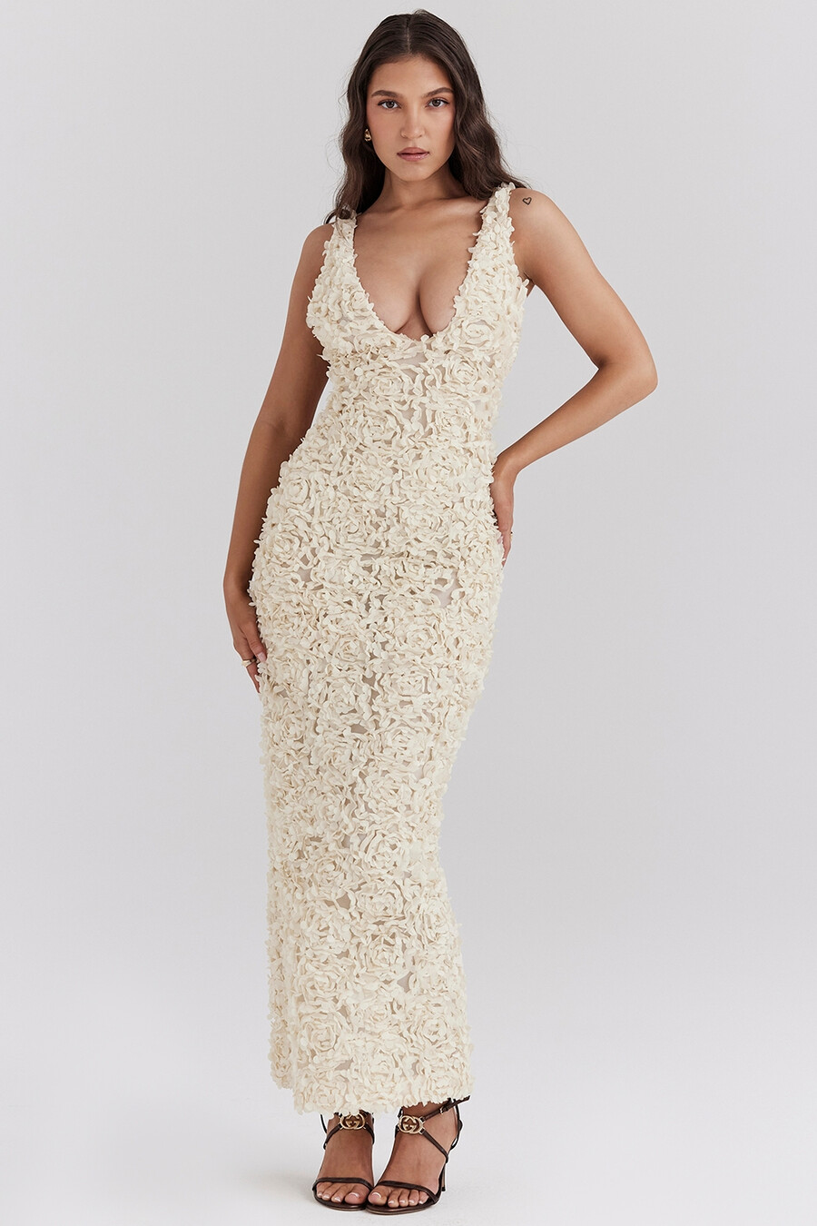 cremefarbenes maxikleid mit tiefem ausschnitt und floralen applikationen