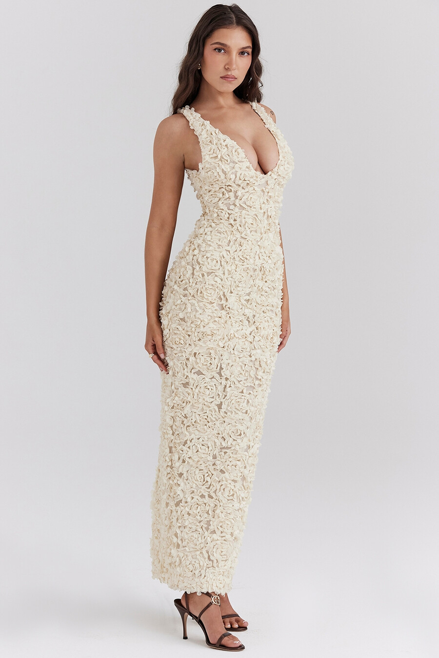 cremefarbenes maxikleid mit tiefem ausschnitt und floralen applikationen