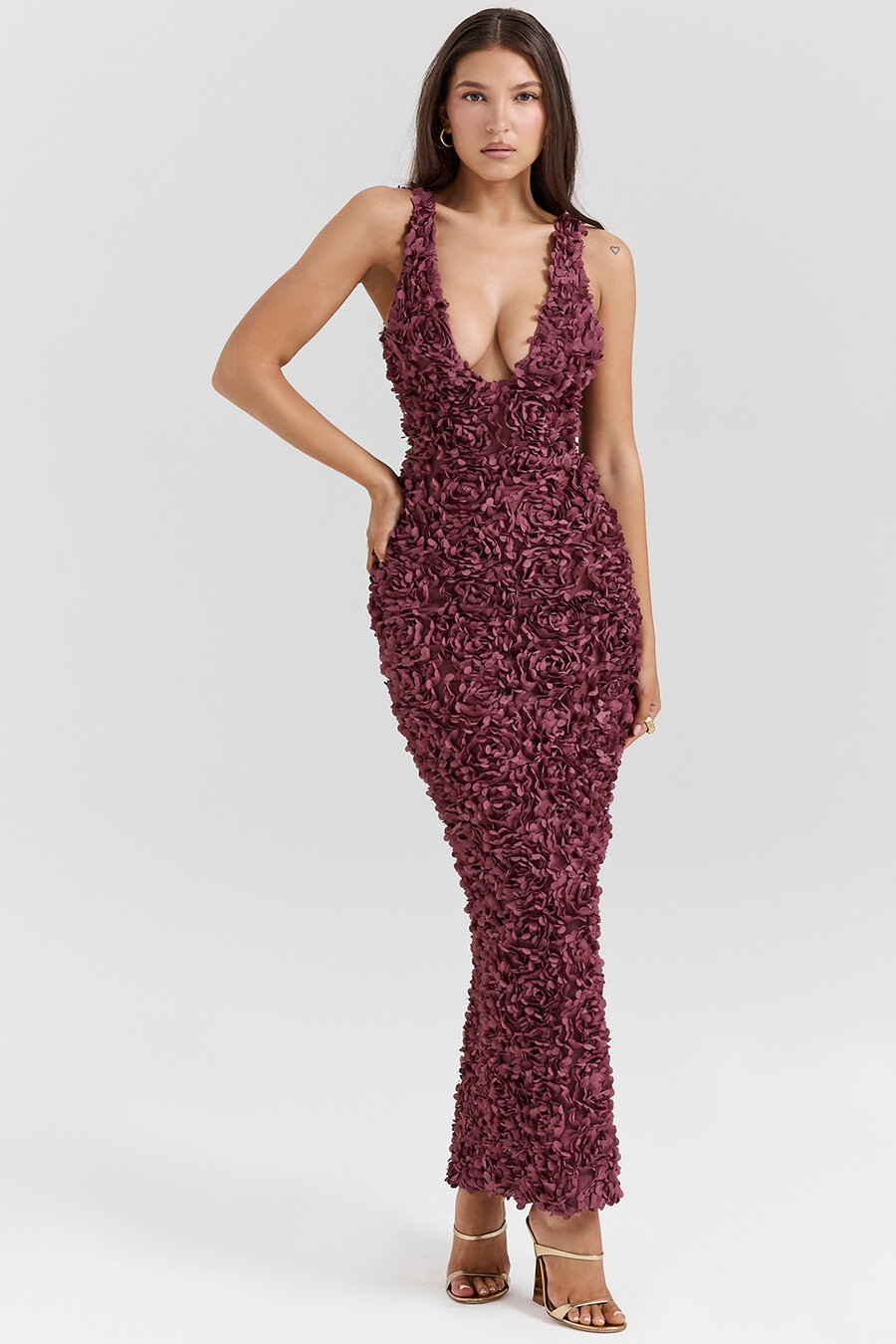 merlotfarbenes maxikleid mit tiefem ausschnitt und floralen applikationen