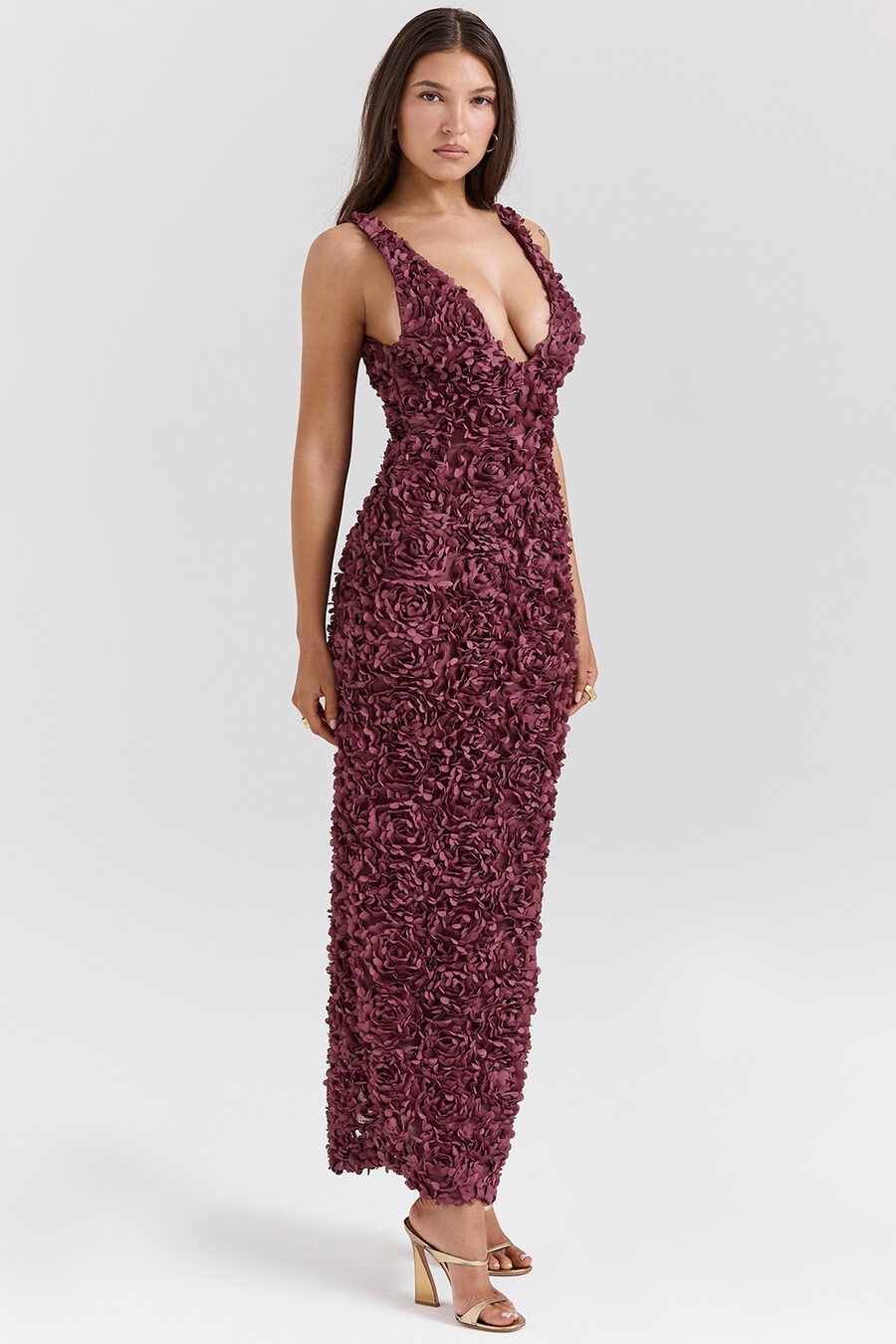 merlotfarbenes maxikleid mit tiefem ausschnitt und floralen applikationen