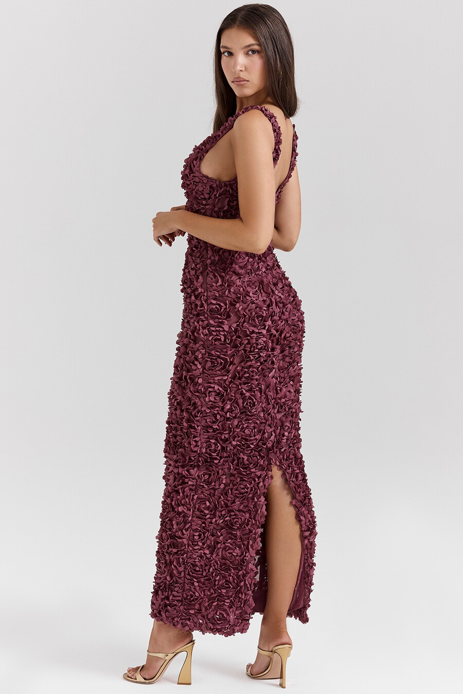 merlotfarbenes maxikleid mit tiefem ausschnitt und floralen applikationen