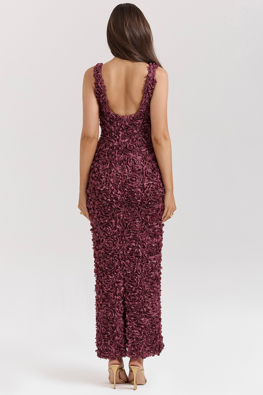 merlotfarbenes maxikleid mit tiefem ausschnitt und floralen applikationen