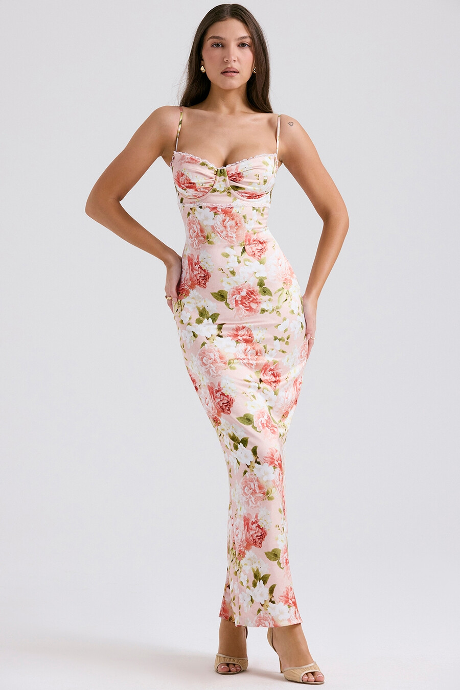 maxikleid aus satin mit rosa pfingstrosenmuster