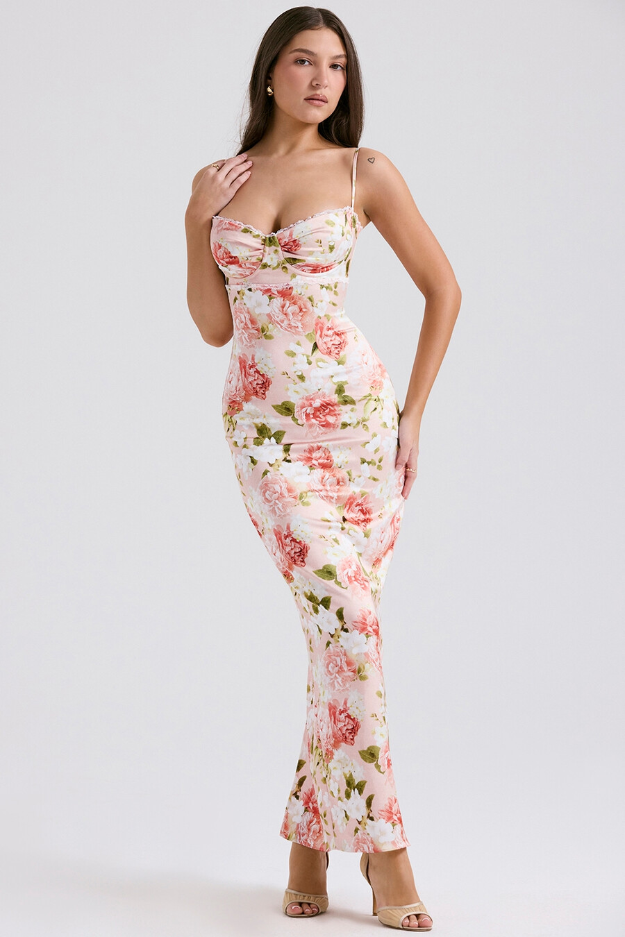 maxikleid aus satin mit rosa pfingstrosenmuster