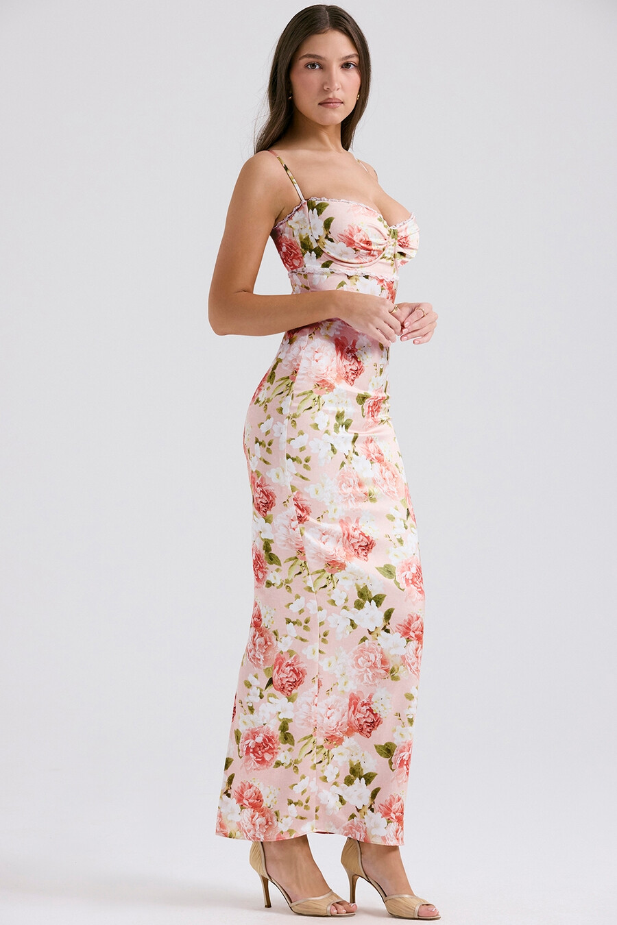 maxikleid aus satin mit rosa pfingstrosenmuster