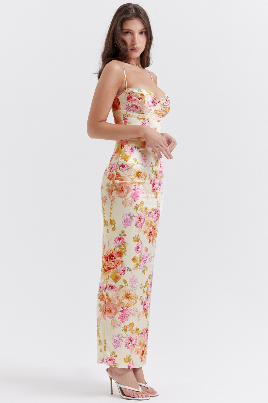 elfenbeinfarbenes maxikleid mit blumenmuster
