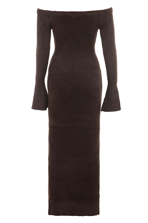 espressofarbenes strickkleid mit carmen-ausschnitt