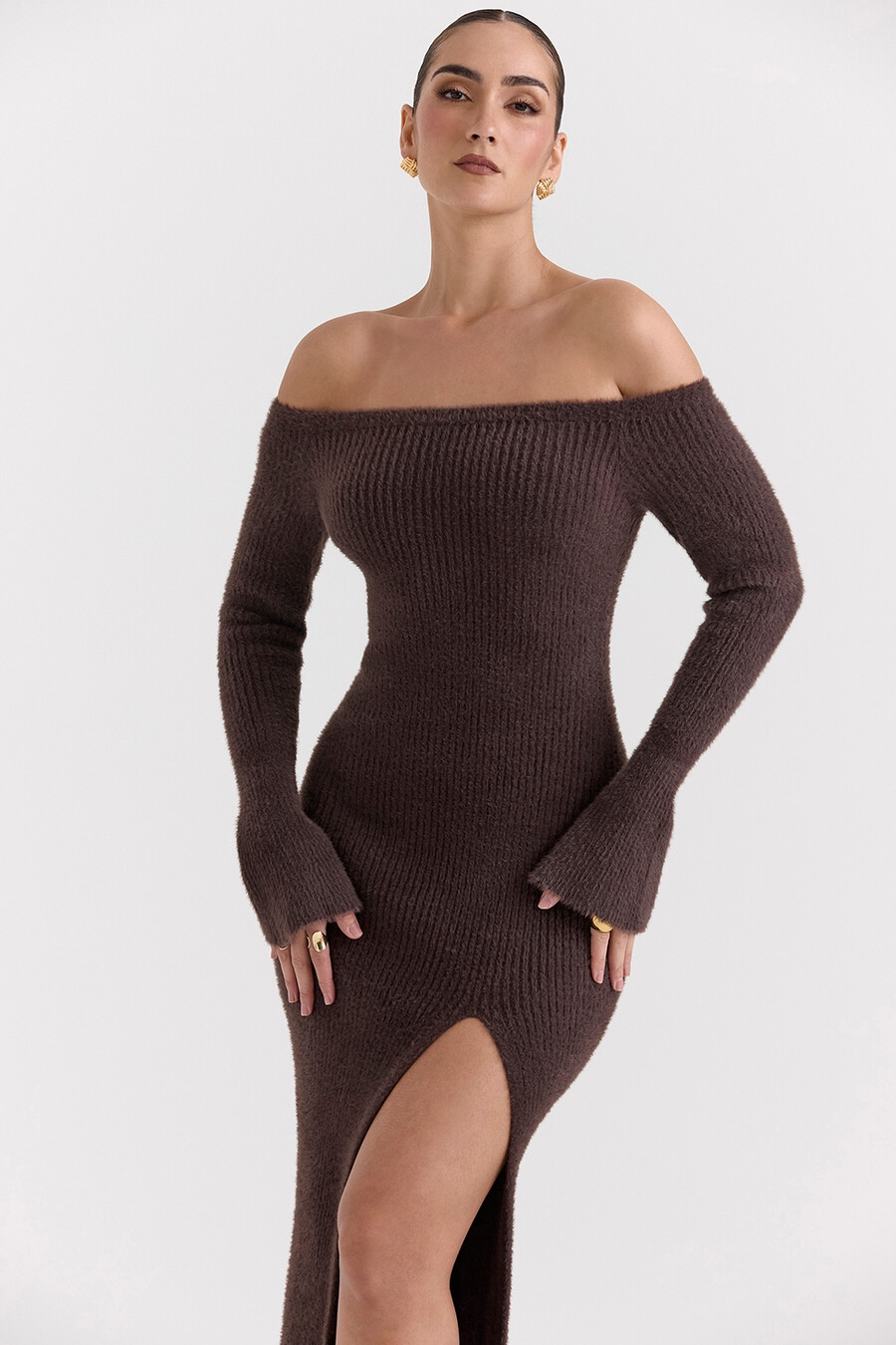 espressofarbenes strickkleid mit carmen-ausschnitt