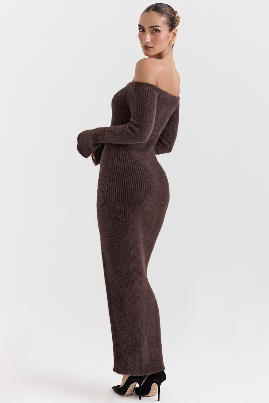 espressofarbenes strickkleid mit carmen-ausschnitt