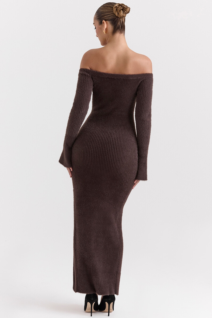 espressofarbenes strickkleid mit carmen-ausschnitt
