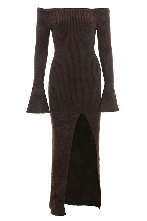 espressofarbenes strickkleid mit carmen-ausschnitt