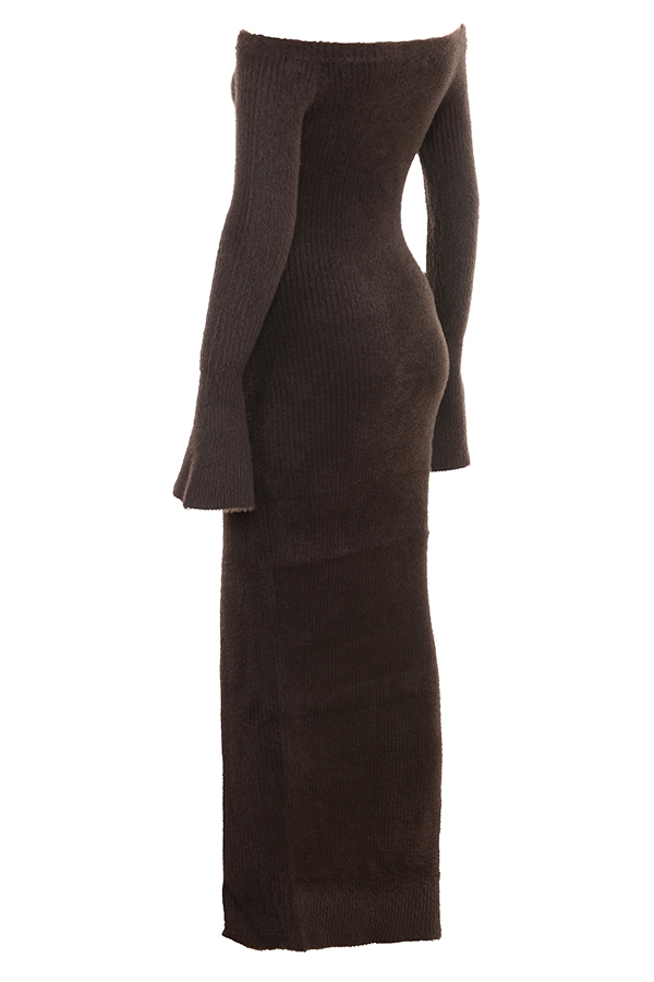 espressofarbenes strickkleid mit carmen-ausschnitt