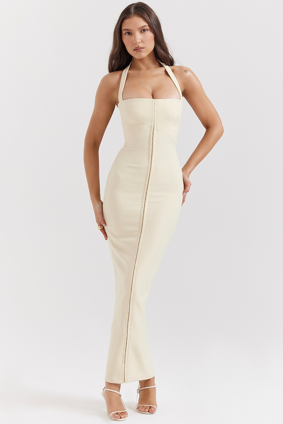 ecrufarbenes neckholder-maxikleid