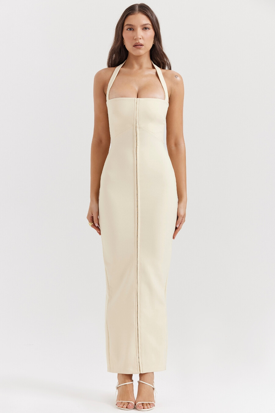 ecrufarbenes neckholder-maxikleid
