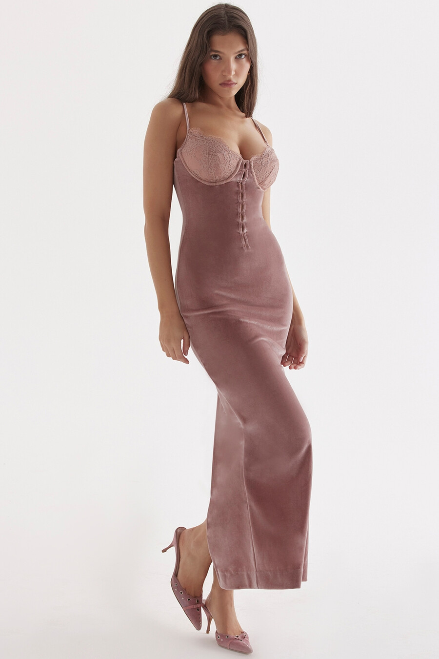 zartrosa samt-midikleid