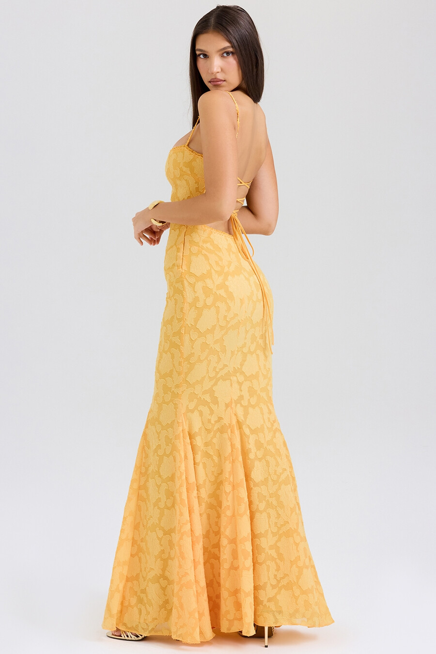 aprikosenfarbenes maxikleid mit schnürung am rücken