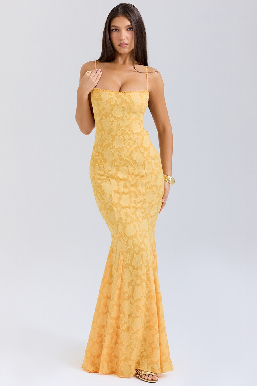 aprikosenfarbenes maxikleid mit schnürung am rücken