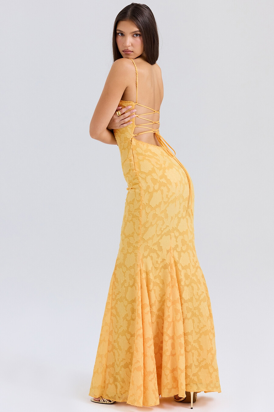 aprikosenfarbenes maxikleid mit schnürung am rücken