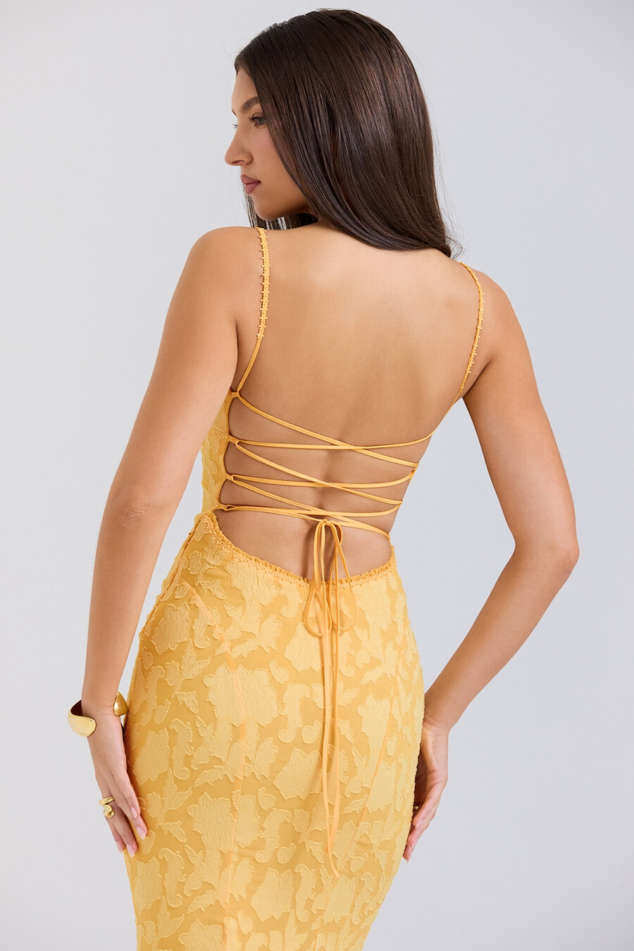 aprikosenfarbenes maxikleid mit schnürung am rücken