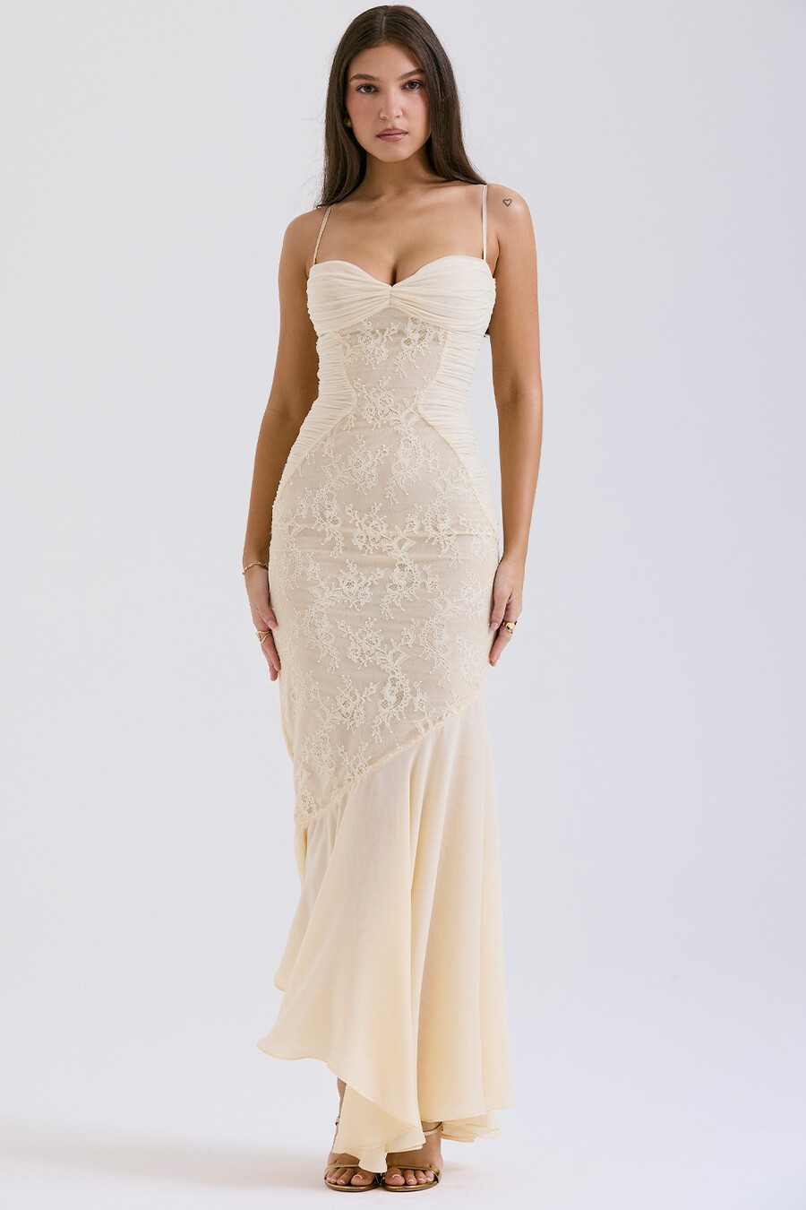 kleid aus vanille-chiffon und spitze