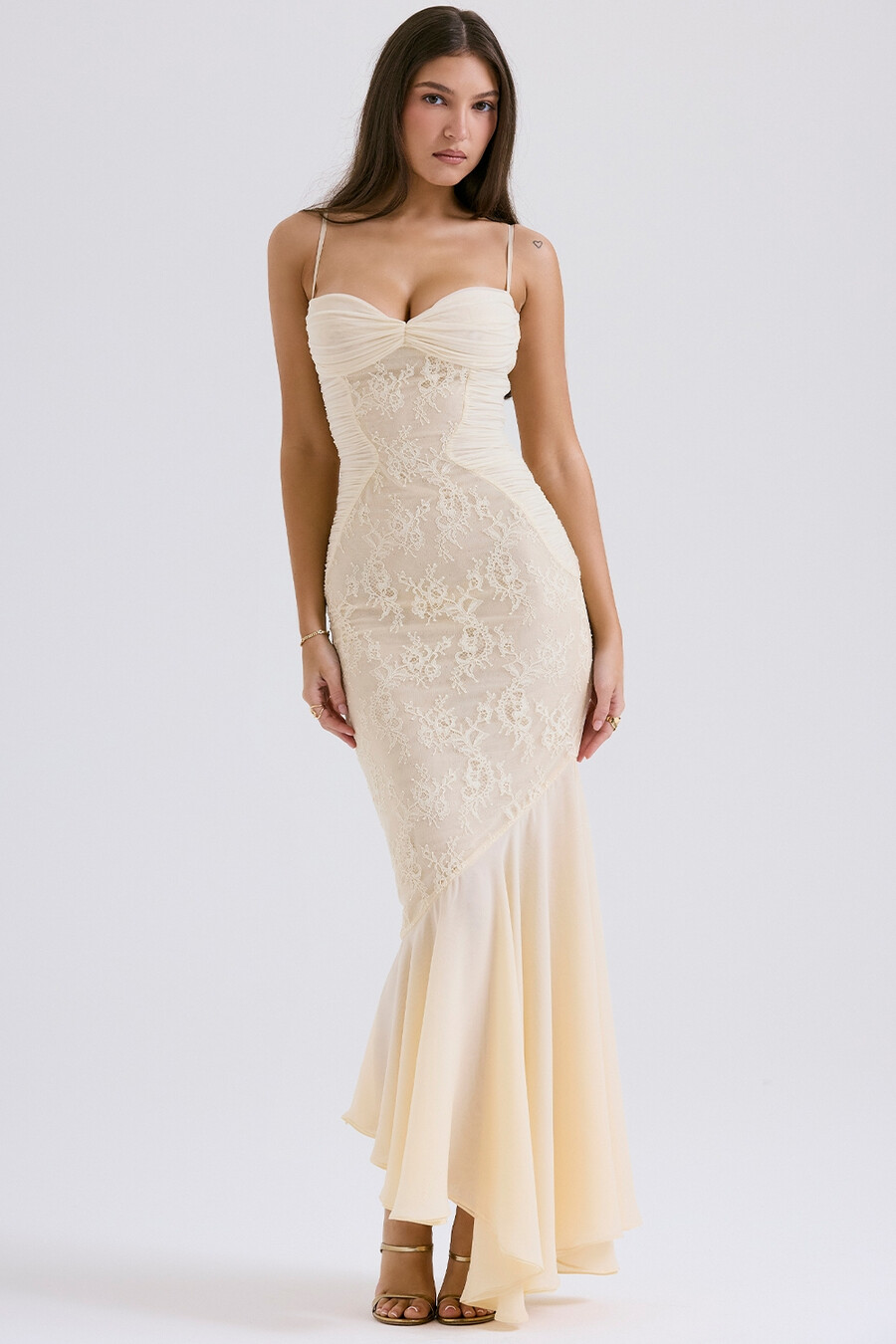 kleid aus vanille-chiffon und spitze