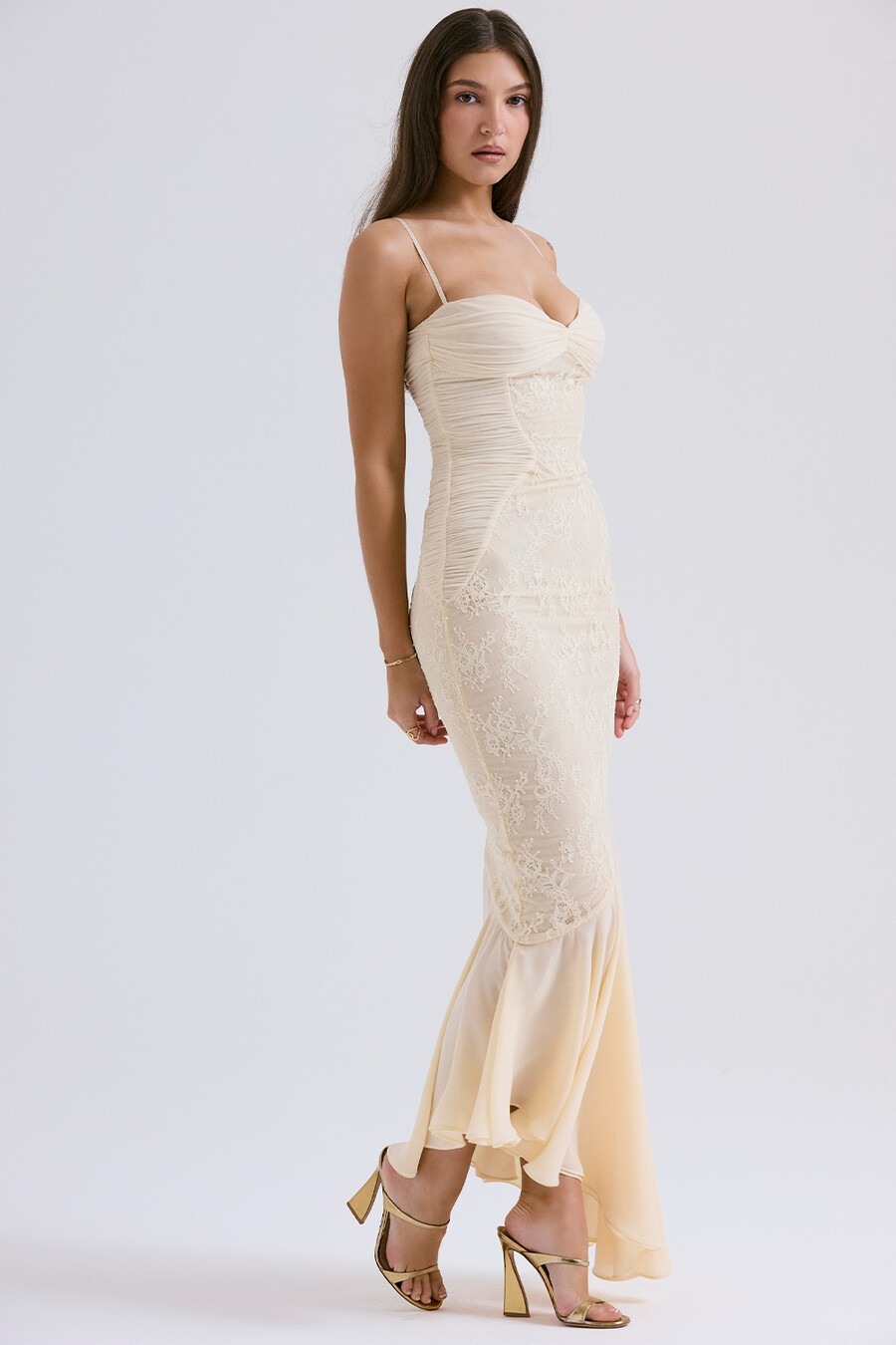 kleid aus vanille-chiffon und spitze
