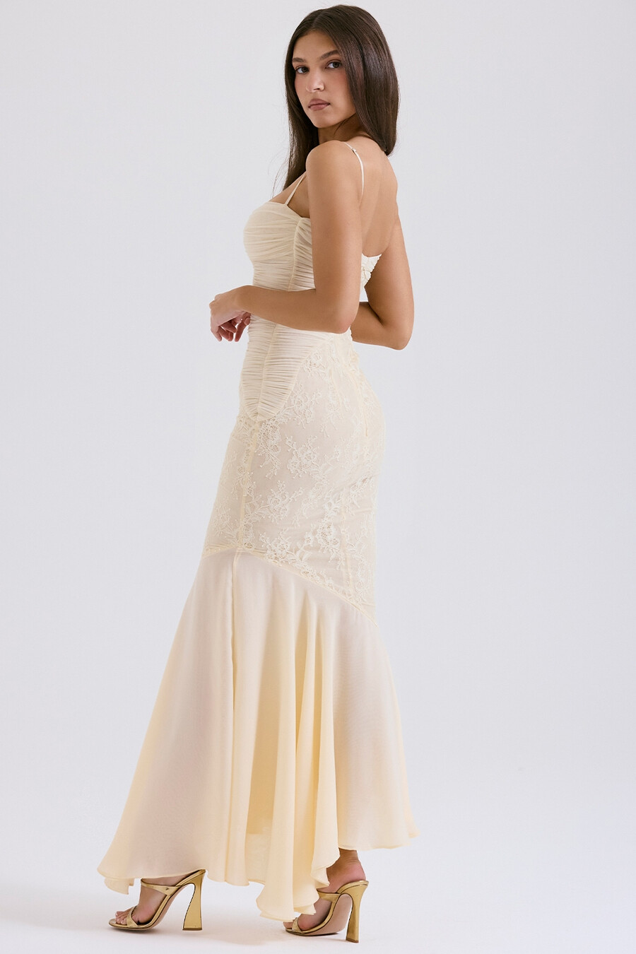 kleid aus vanille-chiffon und spitze
