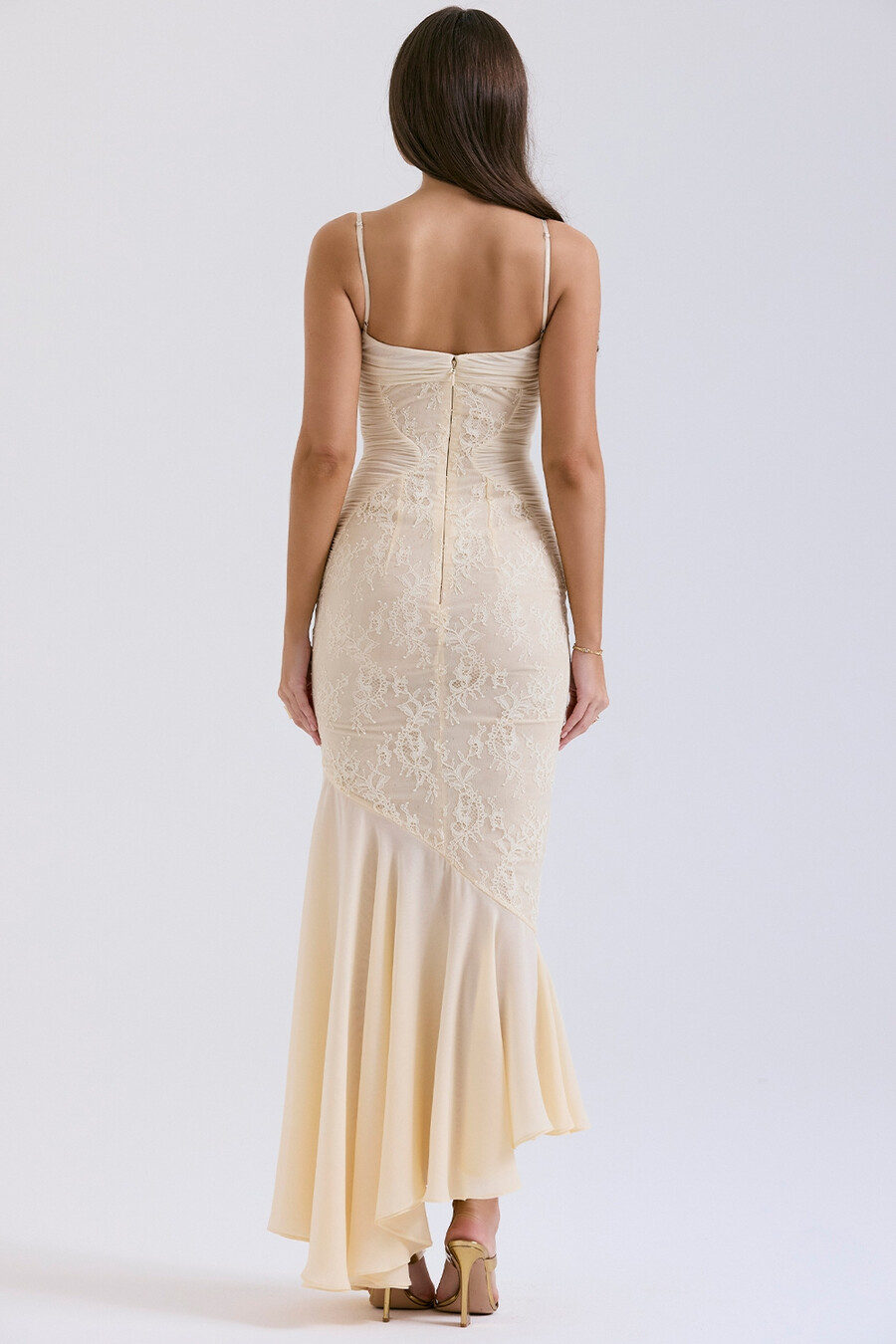 kleid aus vanille-chiffon und spitze