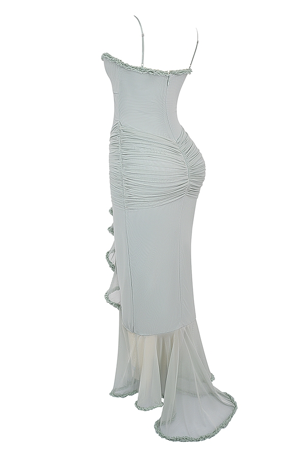 pistazienfarbenes kleid mit rüschen vorne