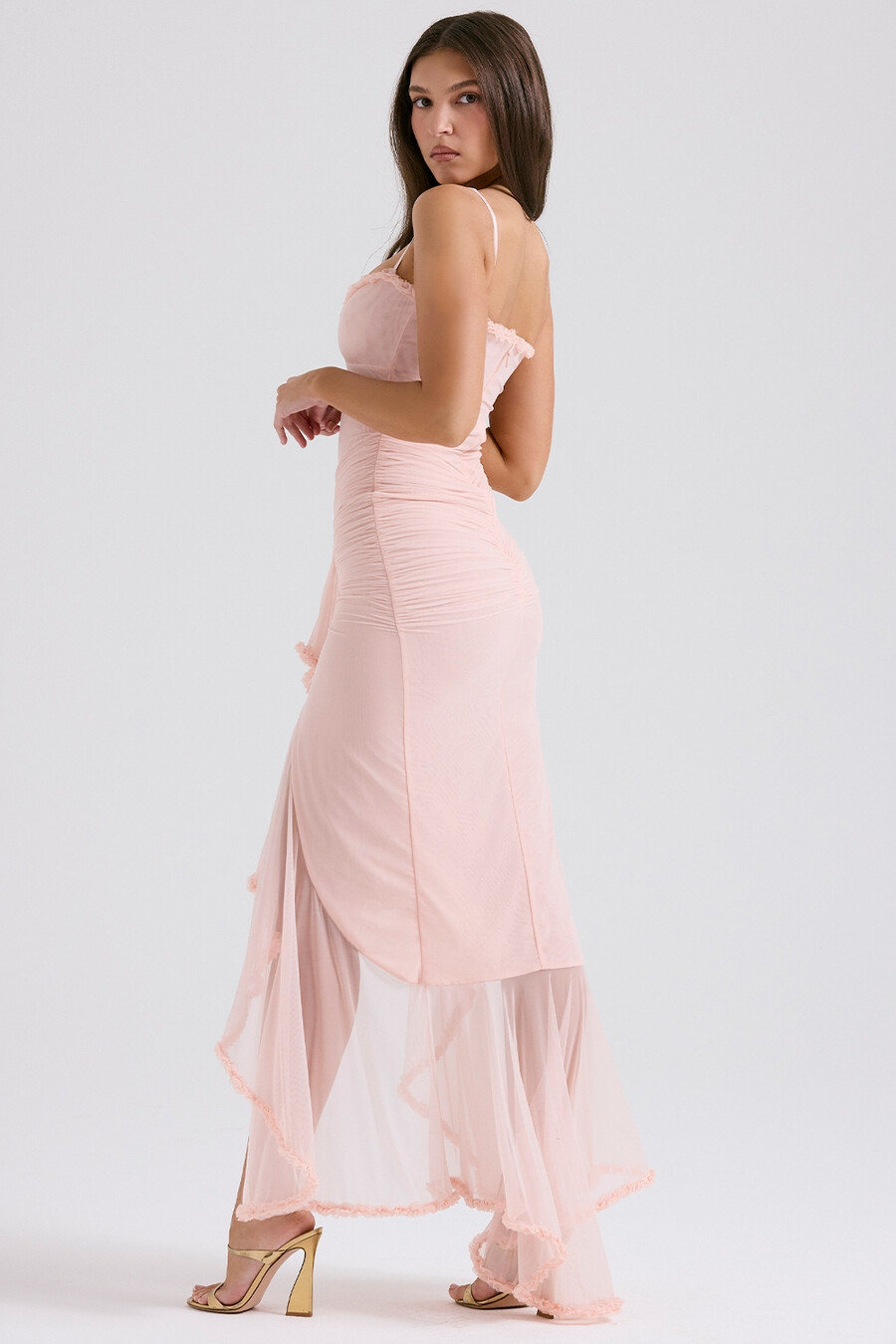 zartrosa pfirsichfarbenes kleid mit rüschen vorne