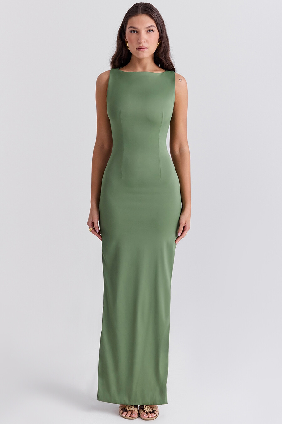 olivfarbenes maxikleid mit u-boot-ausschnitt