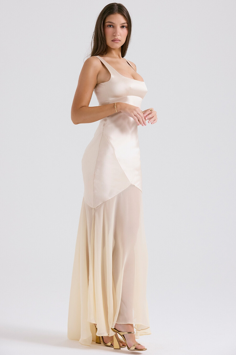 champagnerfarbenes chiffon-abendkleid