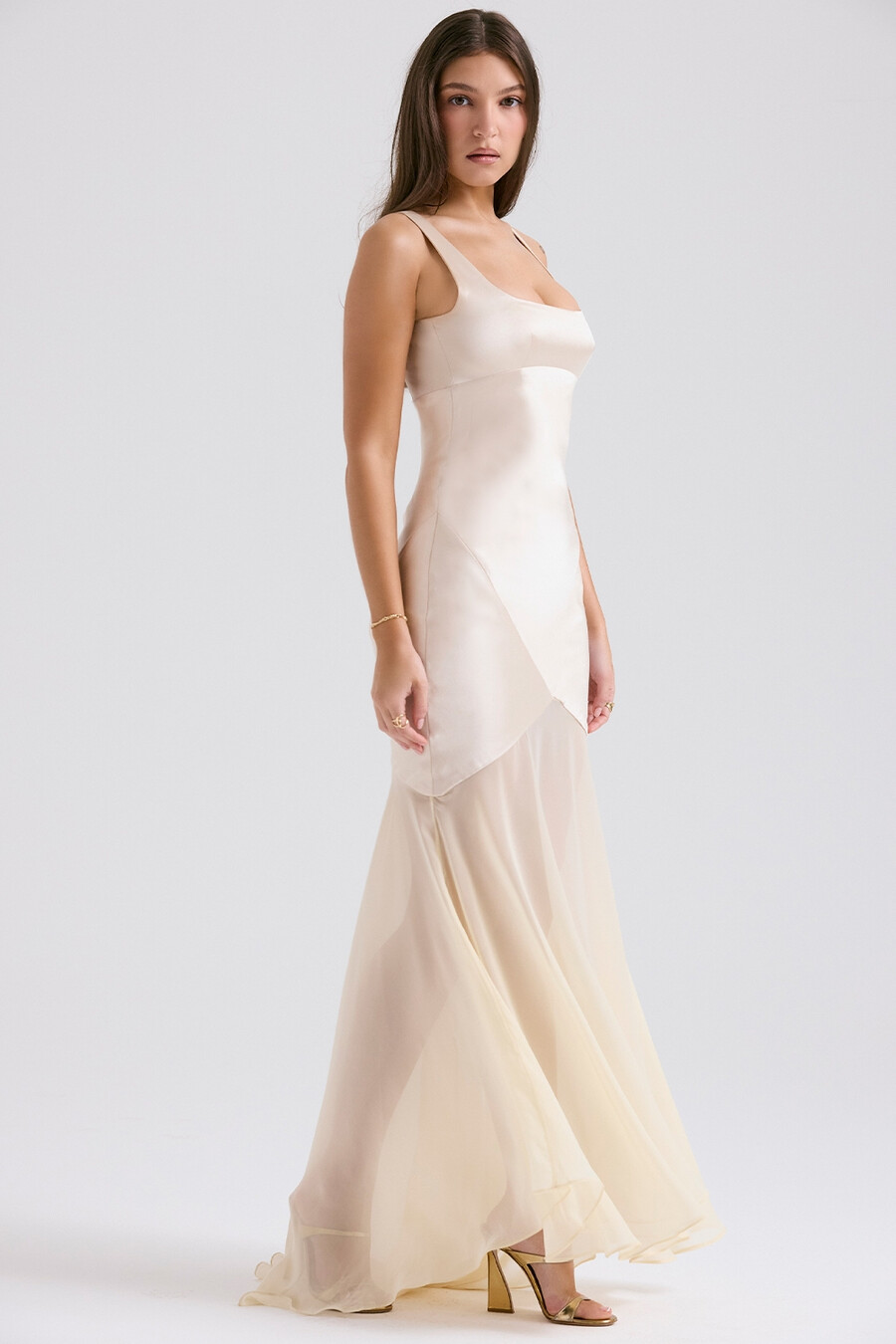 champagnerfarbenes chiffon-abendkleid