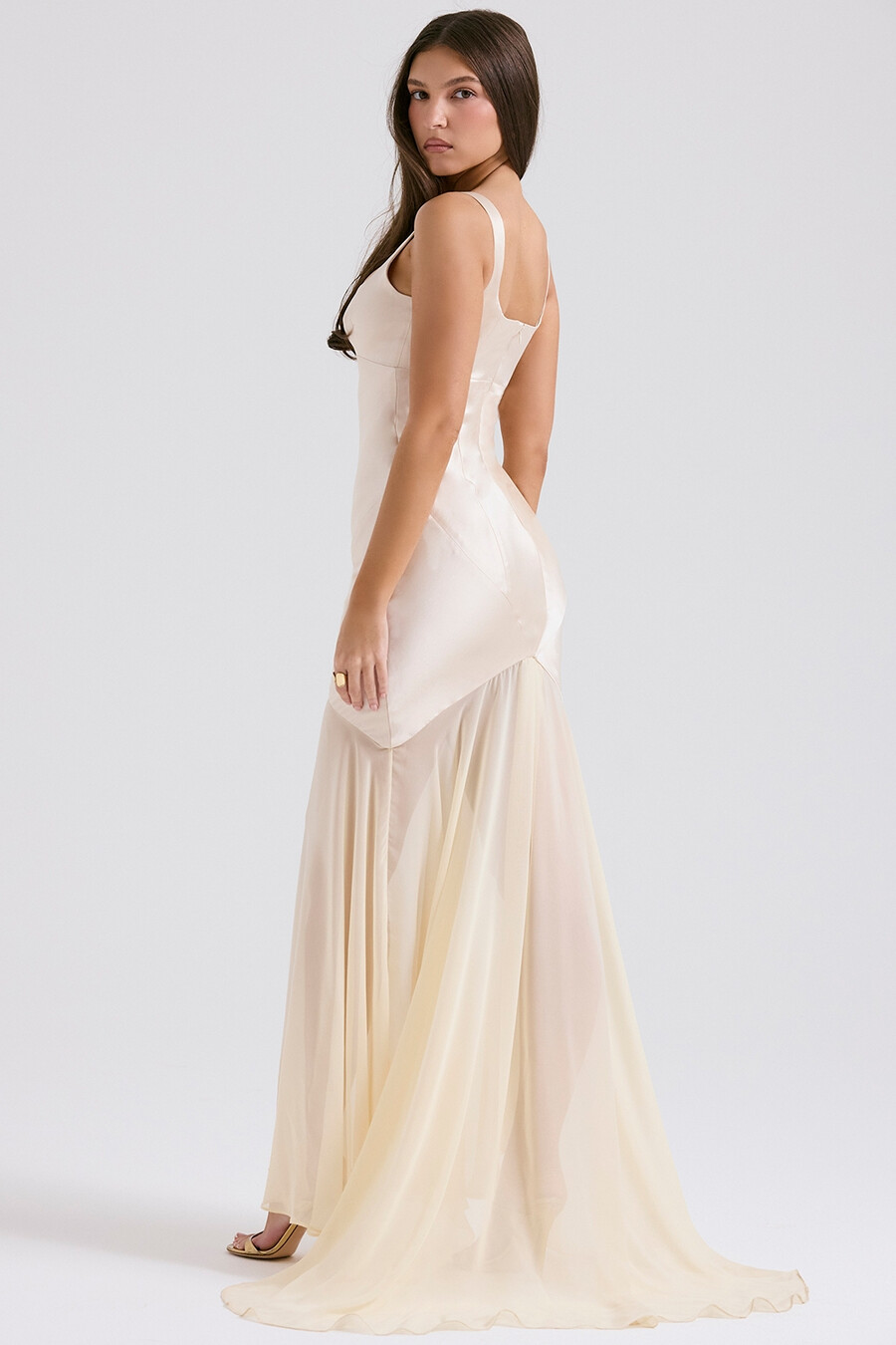 champagnerfarbenes chiffon-abendkleid