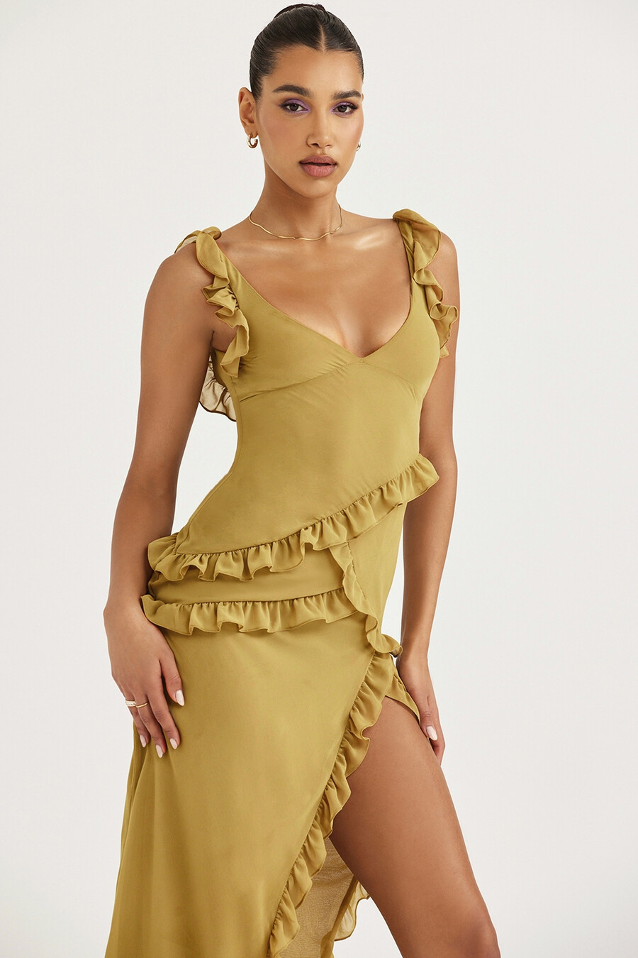 olivgrünes rüschen-maxikleid