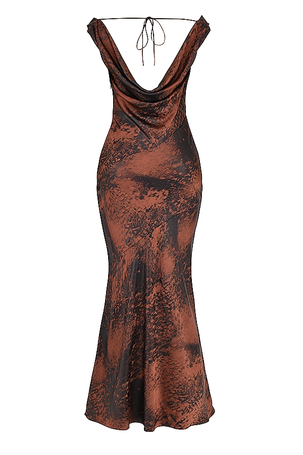 maxikleid aus antikem kupfer mit schrägem schnitt