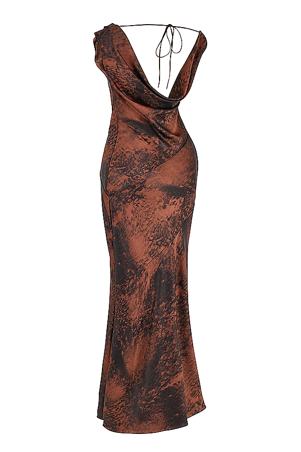 maxikleid aus antikem kupfer mit schrägem schnitt