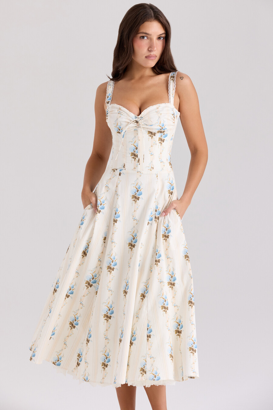 cremefarbenes baumwoll-midikleid mit blumenmuster und korsett-schnitt